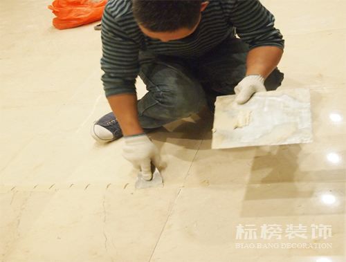 办公室装修瓷砖上铺木地板可以吗？