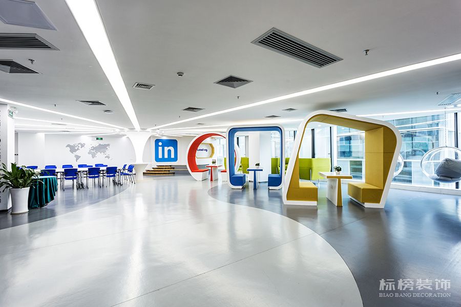 高层龙岗办公室装修怎么显得有企业文化，体现公司特色